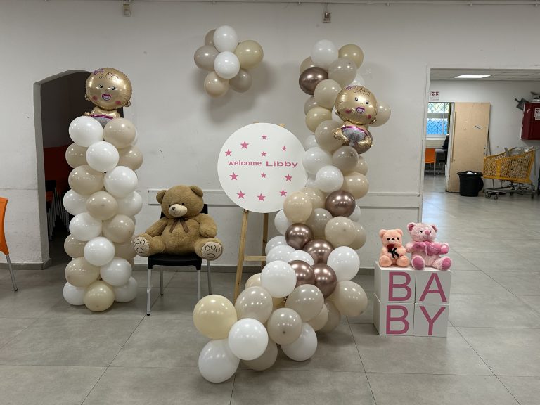 עמודי בלונים בקרם וזהב, קוביות BABY ודובונים לבריתה