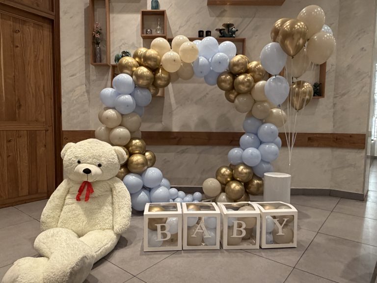 קשת בלונים בזהב, תכלת ולבן לברית עם קוביות BABY ודובי ענק