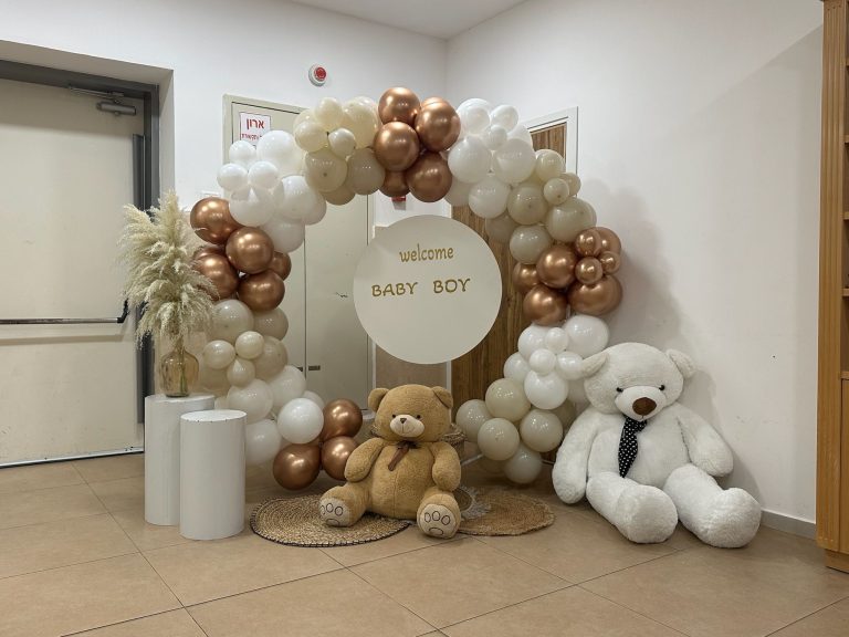 קשת בלונים בקרם, לבן ורוז גולד עם שלט welcome baby boy ודובונים לברית
