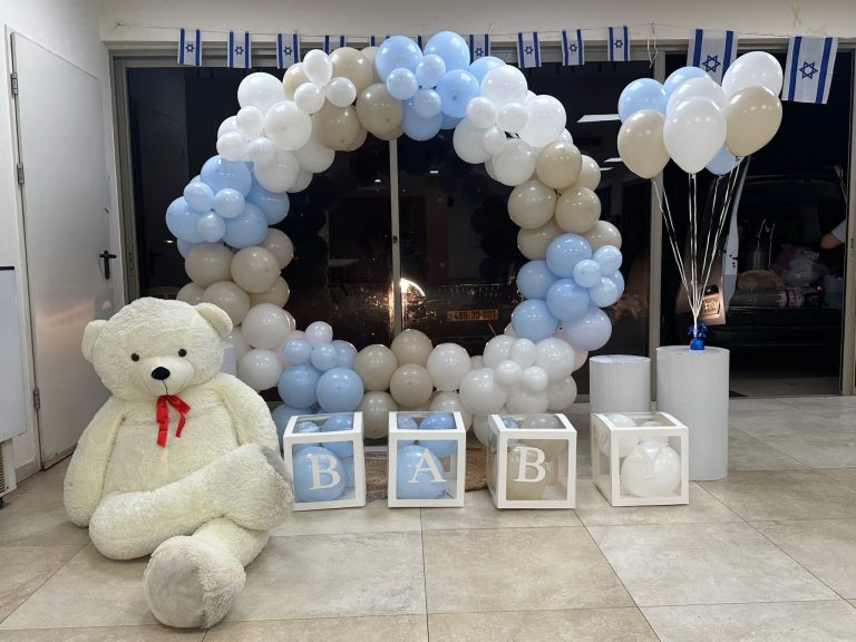 קשת בלונים עגולה בתכלת ולבן עם קוביות BABY ודובי ענק לברית