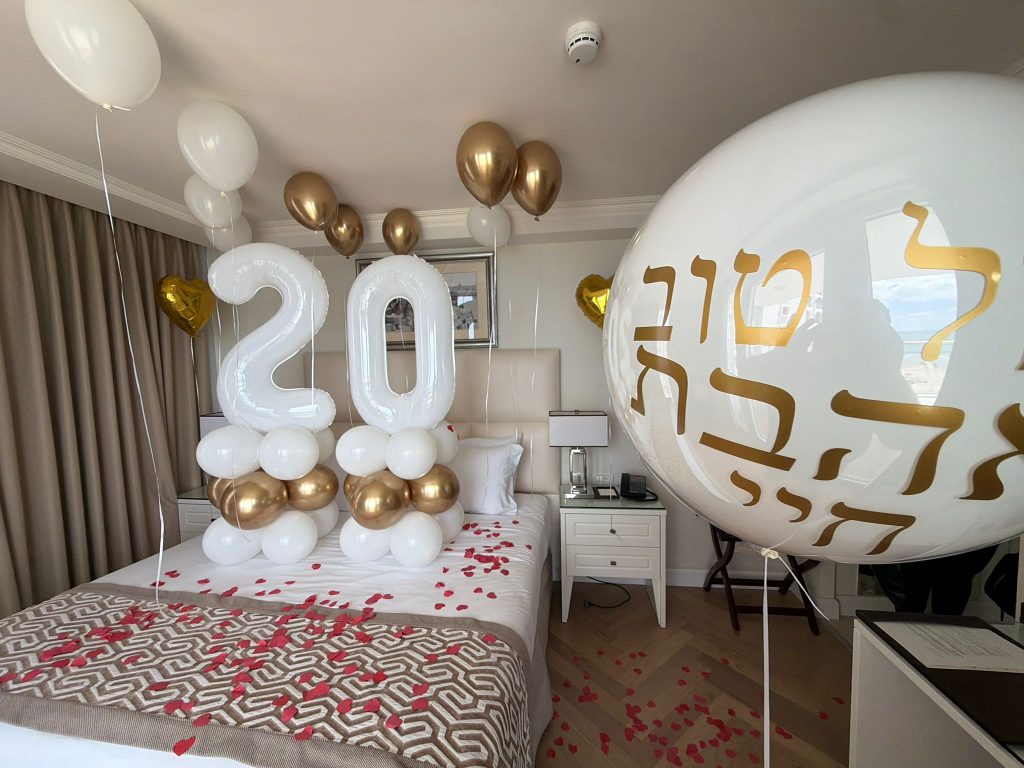 בלוני ספרה 20 לבנים ובלון בועה ענק עם כיתוב זהב בחדר שינה, הפתעה ליום הולדת