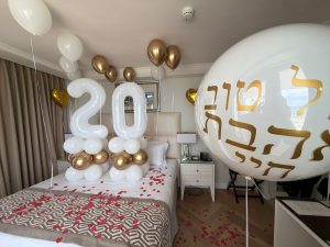 בלונים שקופים — בלון בועה ענק עם כיתוב זהב מזל טוב, עיצוב גן עדן של בלונים