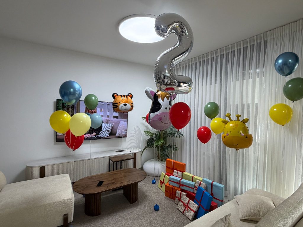 עיצוב בלונים ליום הולדת 2 לילדים בסלון, ספרה כסופה ובלוני חיות