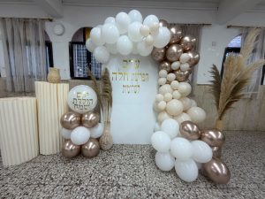 שער בלונים לבן וזהב כרום עם שלט ערב הפרשת חלה ועציצי פמפס, גן עדן של בלונים