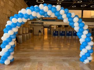 קשת בלונים כחול לבן באולם קבלת עולים Welcome Home, גן עדן של בלונים