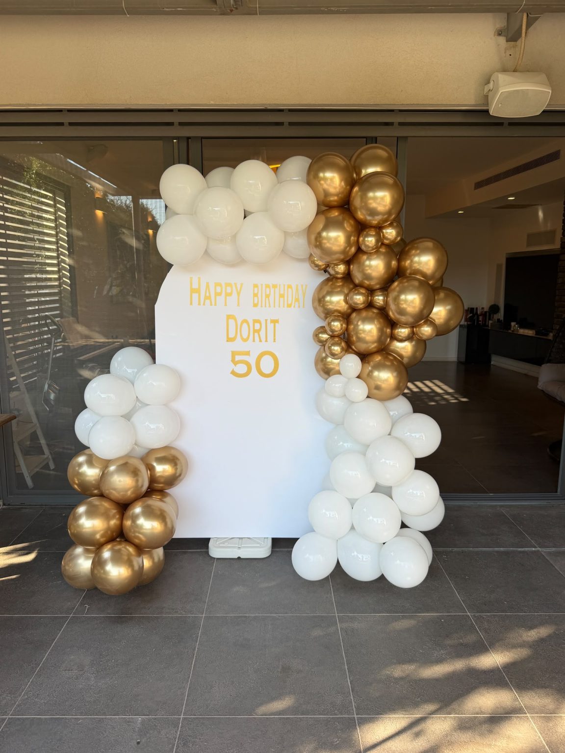 קשת בלונים לבן וזהב ליום הולדת 50 עם שלט Happy Birthday