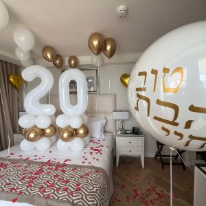 בלונים שקופים — בלון בועה ענק עם כיתוב זהב מזל טוב, עיצוב גן עדן של בלונים